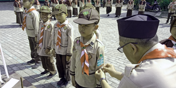 Semarak Pelantikan Pramuka: 84 Siswa MI Maâ€™arif NU Banjarsari Resmi Dilantik sebagai Siaga Mula, Bantu, dan Tata