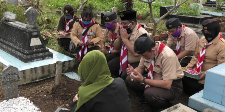 Ketua Kwarcab Banyumas Pimpin Ziarah Ke Makam Tokoh Pramuka