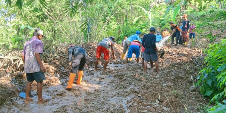 Pramuka Banyumas Atasi Tanah Longsor di Tamansari