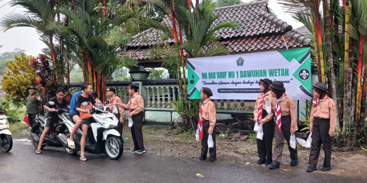 Ramadhan Istimewa, Pramuka MI Ma’arif NU 1 Dawuhan Wetan Bagi Takjil Gratis