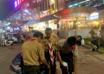 Pramuka Banyumas Gelar Aksi Pungut Sampah Usai Nobar Timnas di Alun-alun Purwokerto