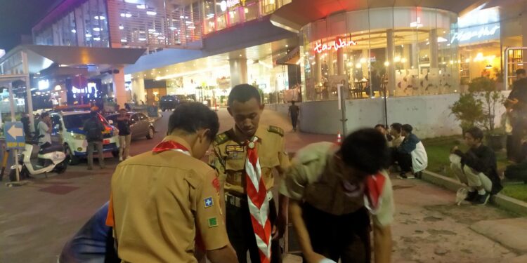 Pramuka Banyumas Gelar Aksi Pungut Sampah Usai Nobar Timnas di Alun-alun Purwokerto