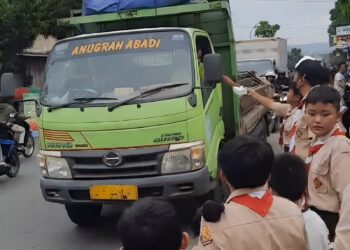 Pramuka Penggalang SD Kristen Banyumas Berbagi Takjil di Bulan Ramadhan