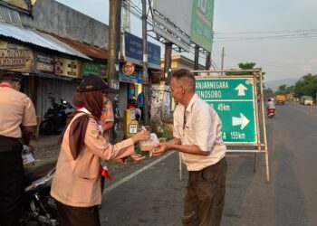 Dewan Ambalan SMK Negeri 2 Banyumas Berbagi Takjil