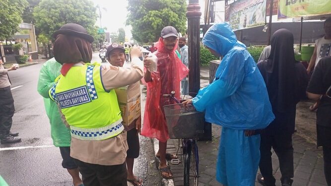 Saka Bhayangkara Kwarcab Banyumas Berbagi Ratusan Paket Hidangan Buka Puasa