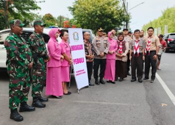 Tebar Kebaikan, Kwarran Bersama Polsek Purwokerto Utara Bagikan Ratusan Takjil
