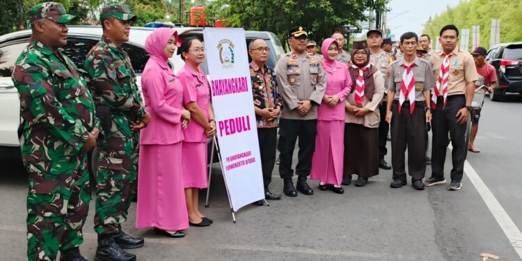 Tebar Kebaikan, Kwarran Bersama Polsek Purwokerto Utara Bagikan Ratusan Takjil