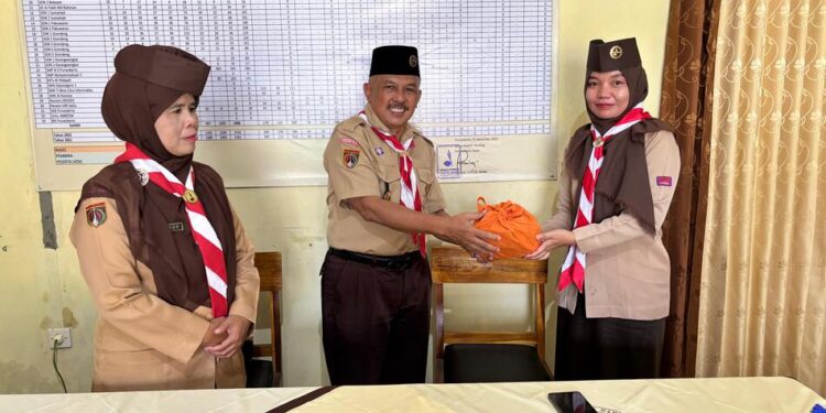 Abdimas Kwarran Purwokerto Utara Menyerahkan Dana Infak untuk Pembangunan Masjid Nurul Iman SMPN 9 Purwokerto