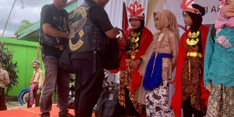 MACI Banyumas Bagikan Peralatan Sekolah kepada Pramuka MI Al Masruriyah Juara Pesta Siaga Kwarcab