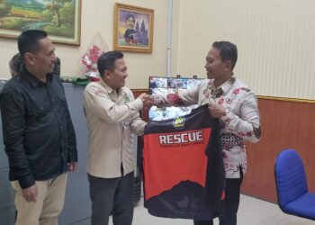 PT BPR BKK Purwokerto Serahkan Kaos Lapangam Untuk Pramuka Peduli Banyumas