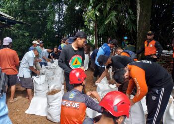 Pramuka Banyumas Bangun Tanggul Pasca Banjir di Kecamatan Tambak
