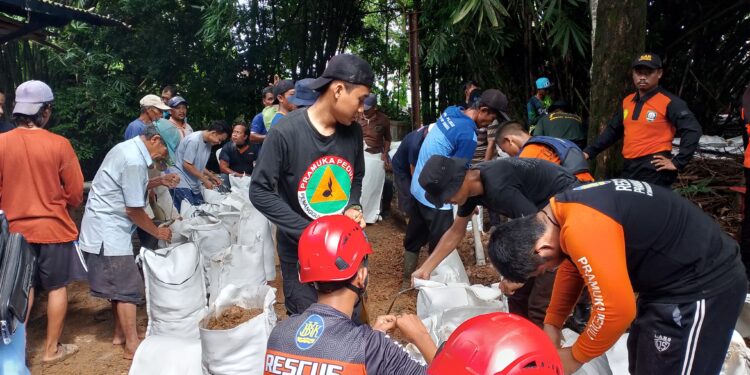 Pramuka Banyumas Bangun Tanggul Pasca Banjir di Kecamatan Tambak