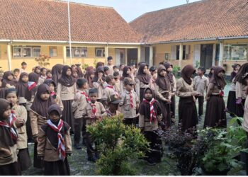 Pangkalan SD Negeri 1 Bancarkembar Selenggarakan Aksi Bersih Lingkungan dalam Rangka Peringatan Hari Lingkungan Hidup