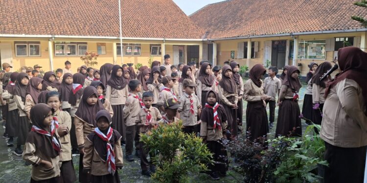 Pangkalan SD Negeri 1 Bancarkembar Selenggarakan Aksi Bersih Lingkungan dalam Rangka Peringatan Hari Lingkungan Hidup