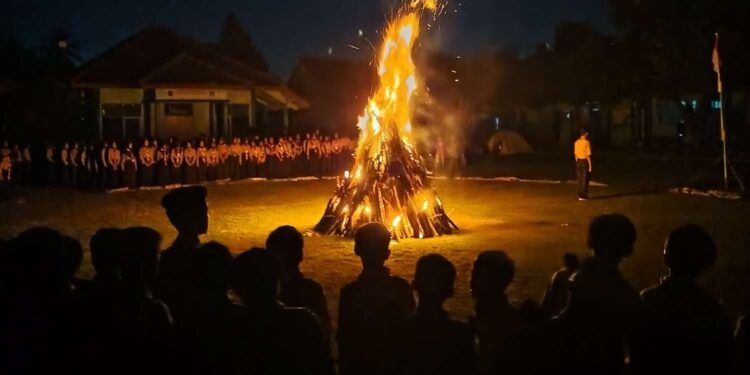 Upacara Api Unggun dan Pentas Seni Meriahkan Perkemahaan Jum’at – Sabtu (Perjumsa) SMP Negeri 1 Somagede