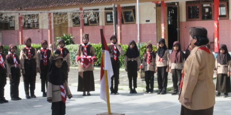 SDN 2 Karangmangu Gelar Upacara Sambut Kehadiran Tamu Pramuka Siaga