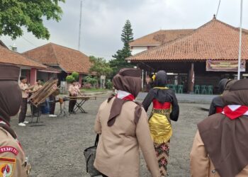 Tim Penilai LKT Kwarcab Banyumas Disambut Alunan Kentongan Banyumas di Kwarran Ajibarang