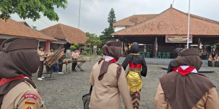 Tim Penilai LKT Kwarcab Banyumas Disambut Alunan Kentongan Banyumas di Kwarran Ajibarang