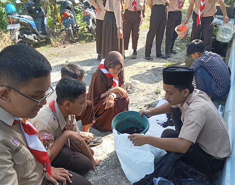 Penutupan MPLS SMP QITA 2025: Pramuka SMP Qaryah Thayyibah Gelar Kegiatan Peduli Lingkungan