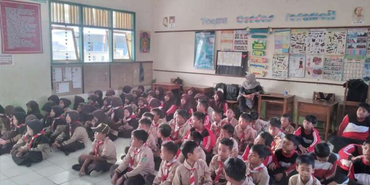 Spirit Dasa Dharma dalam Jumat Religi: SDN 3 Karangmangu Kwarran Purwojati Rayakan World Scarf Day dengan Murajaah dan Asmaul Husna
