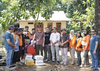 Pramuka Peduli Kwarran Cilongok Salurkan Donasi bagi Korban Kebakaran di Desa Langgongsari
