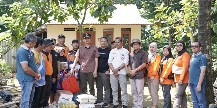 Pramuka Peduli Kwarran Cilongok Salurkan Donasi bagi Korban Kebakaran di Desa Langgongsari