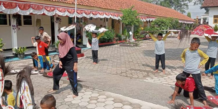Peserta Didik Gudep SD Negeri 1 Piasa, Persiapkan Tarian Tradisional Guna Menyambut Tim Penilai Lomba Gudep Mantap