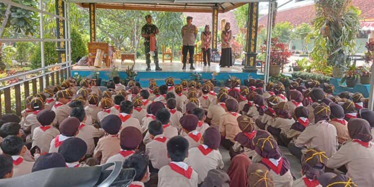 Anggota Pramuka SD Negeri 1 & 2 Piasa Gelar Sosialisasi dan Simulasi Bencana Alam