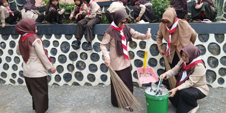Menyambut Hari Pramuka Ke-64, Seluruh Gugus Depan di Kwarran Somagede Kompak Lakukan Bersih Lingkungan