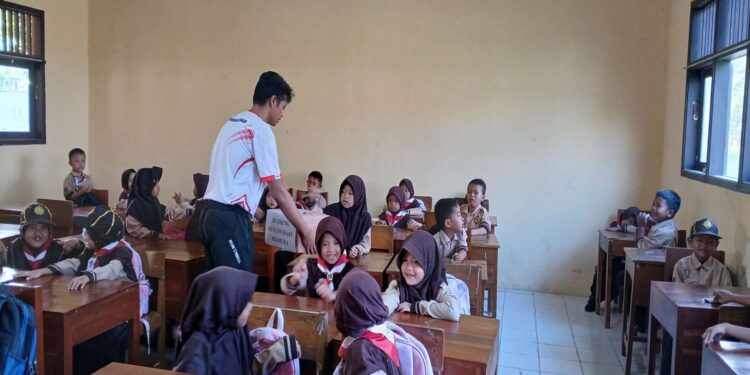 Bidang Abdimas Kwartir Ranting Somagede Lakukan Penggalangan Dana Bumbung Kemanusiaan