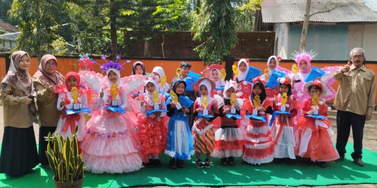 Gudep SD Negeri 2 Kemawi Gelar Upacara Hari Pramuka, Dan Karnaval