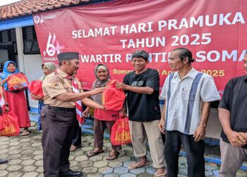 Pramuka Peduli Kwarran Somagede Bagikan Sembako Setelah Upacara Hari Pramuka Ke-64
