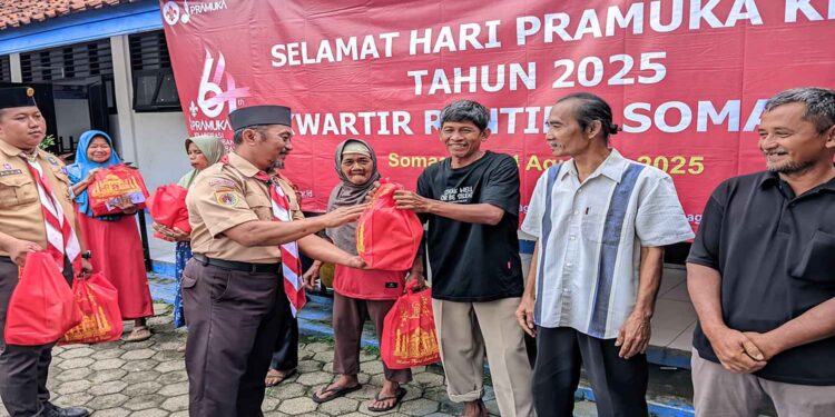 Pramuka Peduli Kwarran Somagede Bagikan Sembako Setelah Upacara Hari Pramuka Ke-64