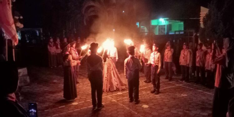 Api Unggun dan Pentas Seni Perkemahaan Kamis – Jum’at (Perkaju) SD Negeri 2 Piasa