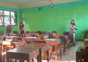 MA Al Hidayah Purwojati Peringati World Scarf Day 2025 dengan Aksi Bersih-Bersih Madrasah