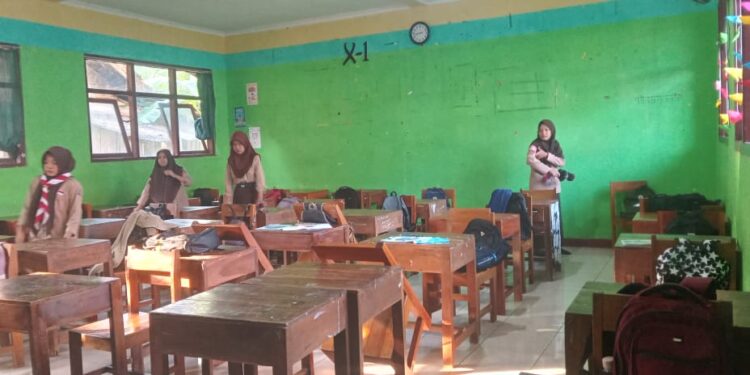 MA Al Hidayah Purwojati Peringati World Scarf Day 2025 dengan Aksi Bersih-Bersih Madrasah