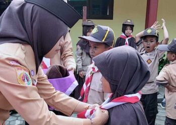 SD Negeri Klapasawit Kwarran Purwojati Kukuhkan Anggota Pramuka Siaga Baru pada Peringatan World Scarf Day
