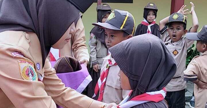 SD Negeri Klapasawit Kwarran Purwojati Kukuhkan Anggota Pramuka Siaga Baru pada Peringatan World Scarf Day