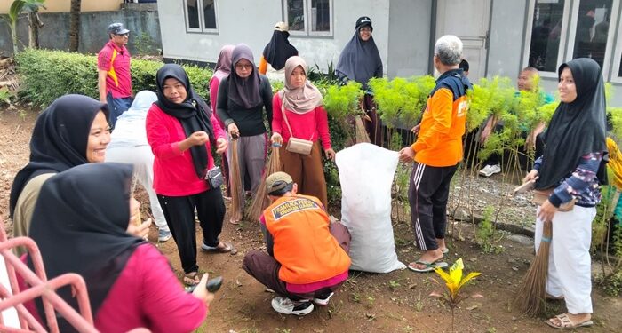 Pramuka Lumbir Gelar Bakti Sosial Lingkungan di Wangon, Ajak Warga Peduli Alam