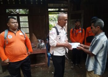 Pramuka Peduli Kwarran Cilongok Salurkan Bantuan untuk Korban Kebakaran di Pageraji