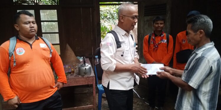 Pramuka Peduli Kwarran Cilongok Salurkan Bantuan untuk Korban Kebakaran di Pageraji