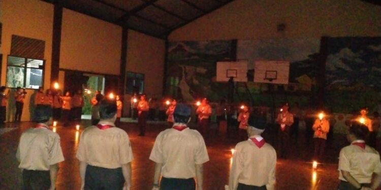 Malam Ulang Janji Pramuka ke-64, Kwarran Cilongok Gelar Upacara Khidmat di Tengah Hening Malam