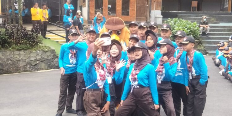 Peserta Jambore Cabang Purwojati Belajar Cinta Alam lewat Outbond di Hutan Pinus Limpakuwus