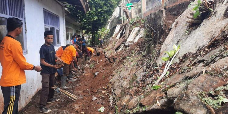 Pramuli Kwarran Somagede Ambil Peran Dalam Pembersihan Talud Longsor di SMP PGRI 2 Somagede