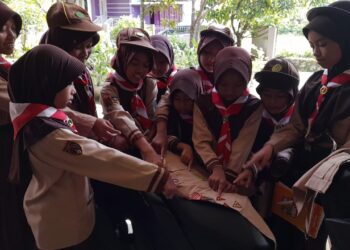 “Latih Kepercayaan Diri dan Kekompakan, Pramuka MI Ma’arif NU 01 Kranggan Gelar Perkemahan Sehari”