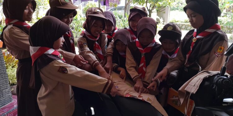 “Latih Kepercayaan Diri dan Kekompakan, Pramuka MI Ma’arif NU 01 Kranggan Gelar Perkemahan Sehari”