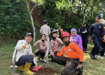 Aksi Hijau Pramuka Banyumas Tanam Pohon Langka di Bumper Karanggeneng Semarang