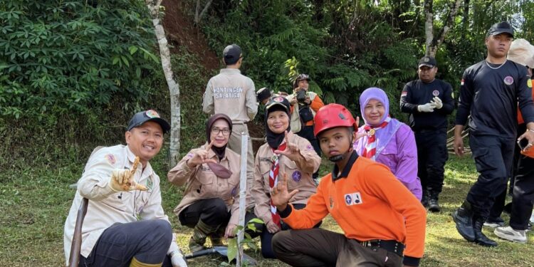 Aksi Hijau Pramuka Banyumas Tanam Pohon Langka di Bumper Karanggeneng Semarang