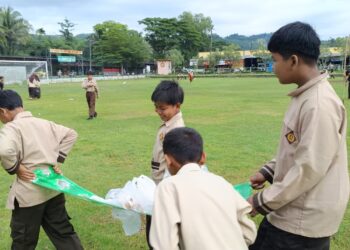 SD Negeri 1 Kalitapen Gelar Aksi Bersih Lapangan Desa sebagai Wujud Kepedulian Lingkungan