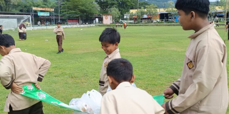 SD Negeri 1 Kalitapen Gelar Aksi Bersih Lapangan Desa sebagai Wujud Kepedulian Lingkungan